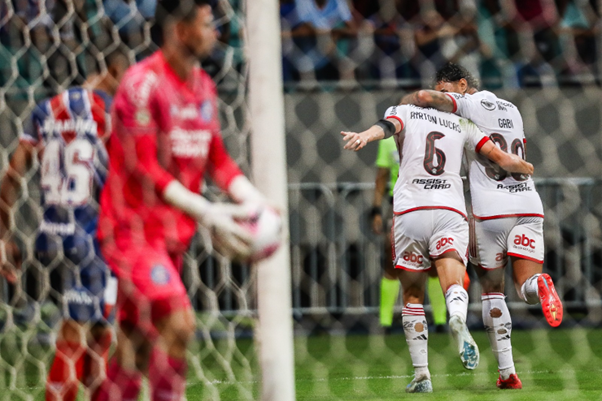 Ayrton Lucas comemora o primeiro gol do jogo