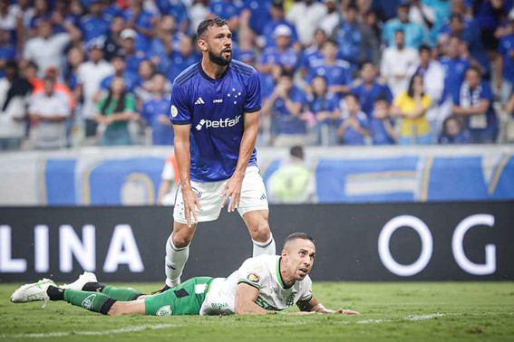 Leandro Castan esperando a bola atravessar a linha