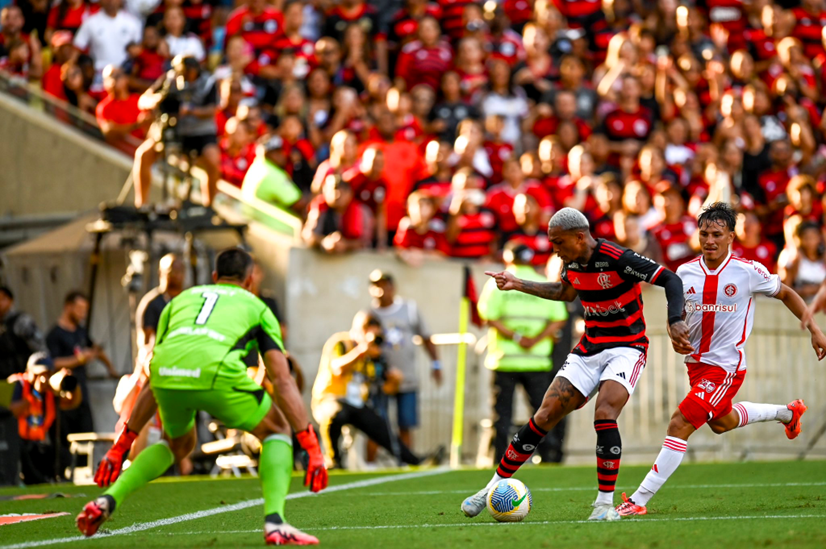 Wesley foi o responsável pela assistência no terceiro gol do Flamengo. Foto: Marcelo Cortes/CRF