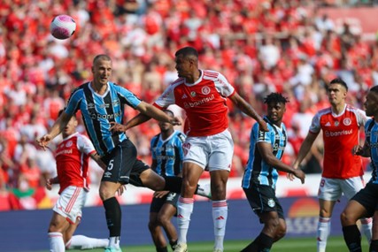   Disputa de bola entre os jogadores dos dois times. Foto: Ricardo Duarte