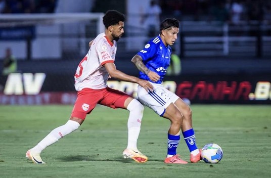 Disputa de bola entre Matheus Fernandes, do Bragantino, e Lucas Romero, do Cruzeiro. Foto: Gustavo Aleixo/Cruzeiro