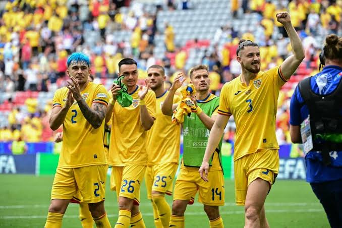 Jogadores da Romênia comemorando vitória na Eurocopa- Tobias Schwarz/AFP