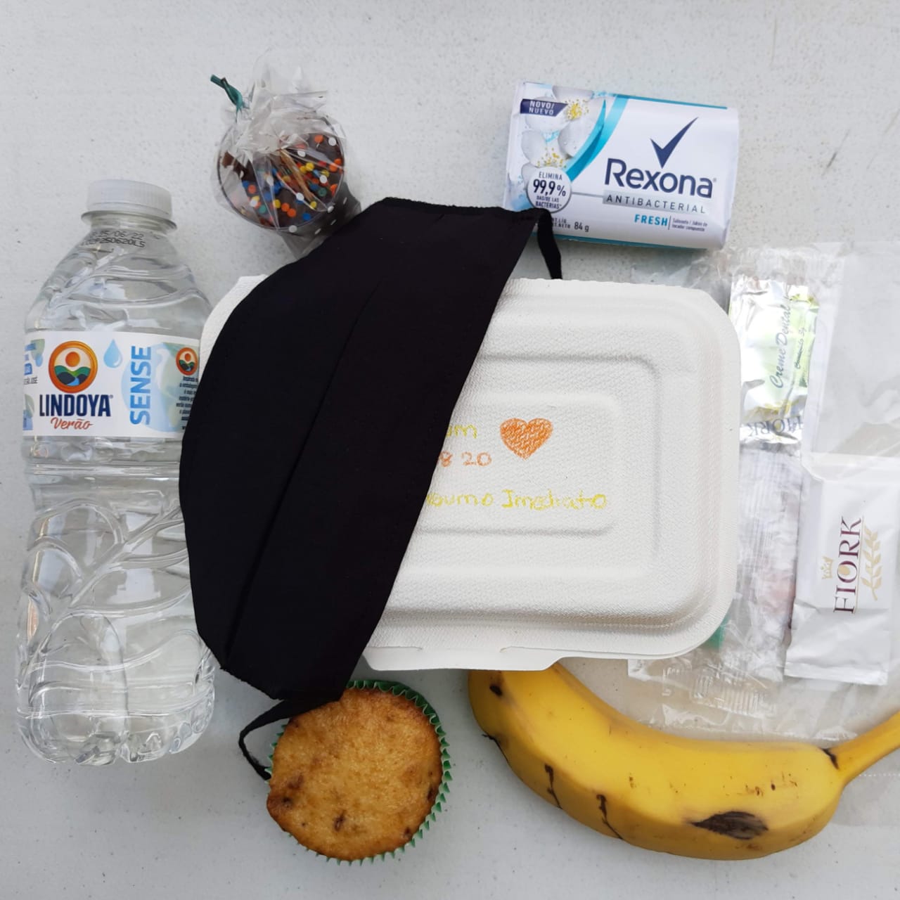 Além da distribuição de marmita, o coletivo viabiliza kits de higiene para a prevenção à Covid-19 - Foto: Amanda Dafoe