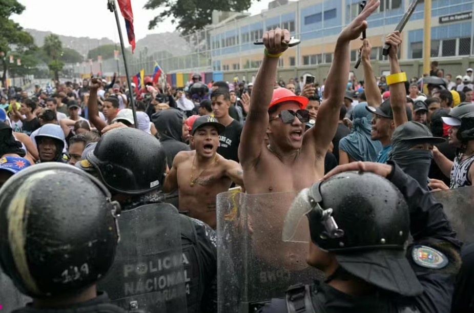 O povo vai às ruas em protesto por suspeita de fraude na contagem das eleições Foto: YURI CORTEZ / AFP