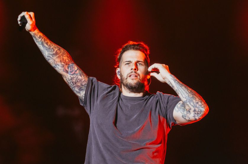 Vocalista da banda Avenged Sevenfold emocionado no palco 