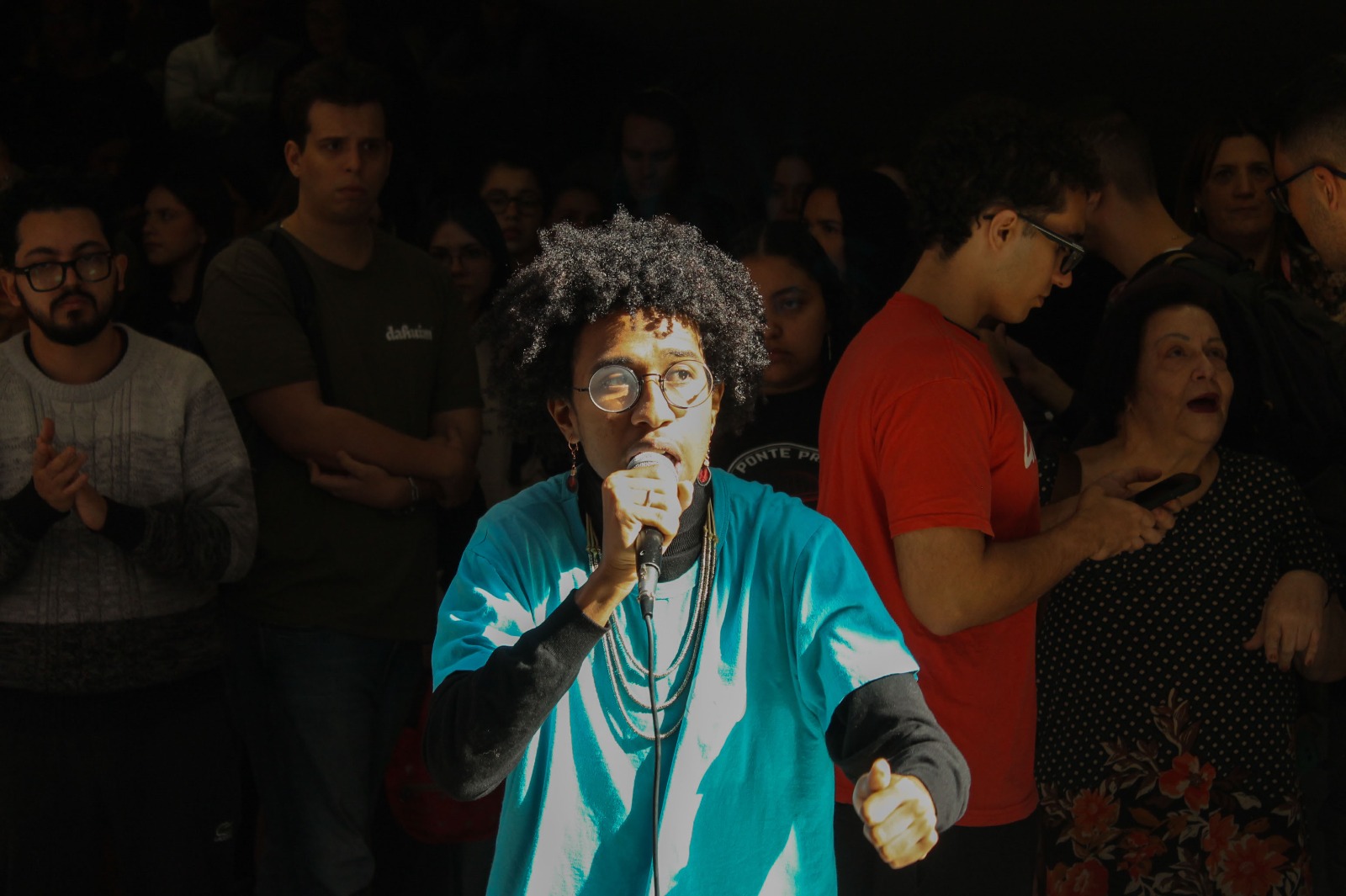 Estudante e militante Athos Soares em discurso na assembleia dos três setores na manhã do último dia 26 de maio, na Pontifícia Universidade Católica de São Paulo, campus Monte Alegre