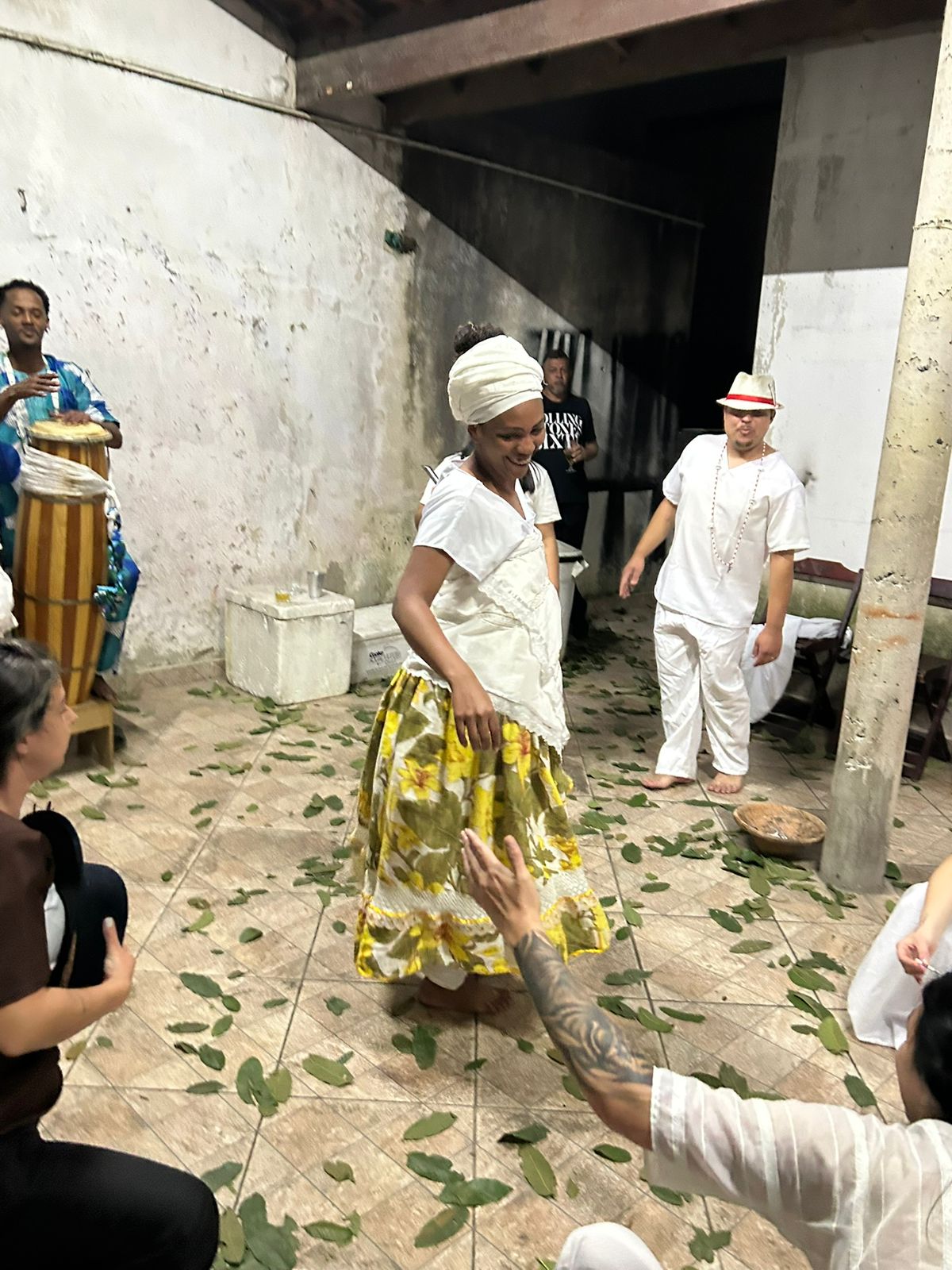 pessoas dançando com roupas sagradas da umbanda