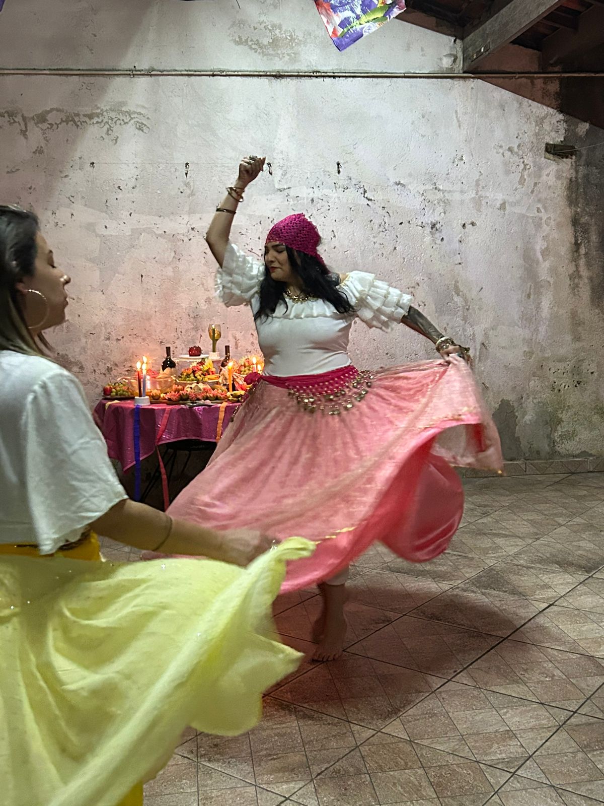 moça dançando incorporada de cigana 