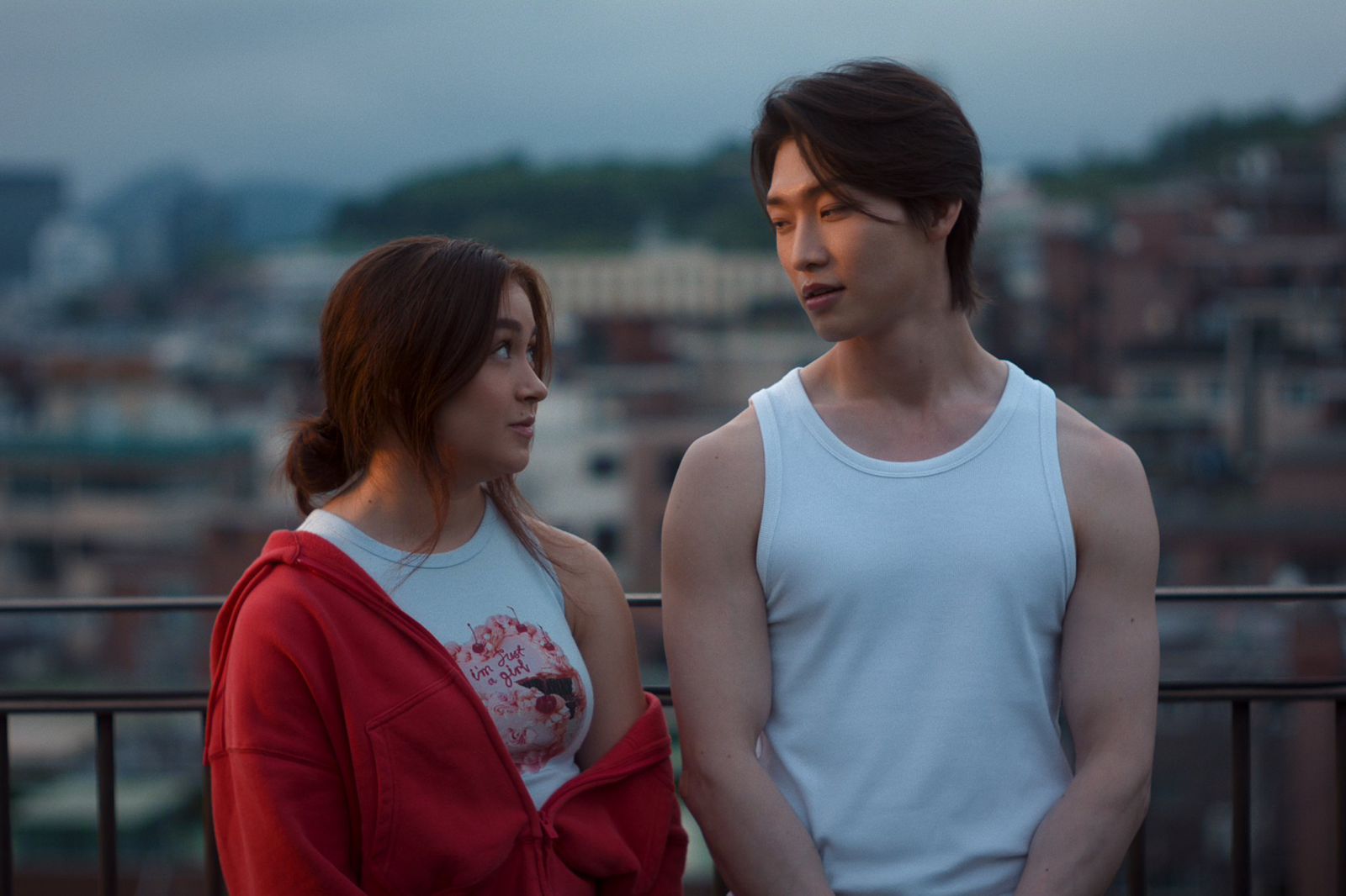 Kitty e seu interesse amoroso protagonizando uma das relações centrais da nova temporada. Foto: Reprodução/Netflix