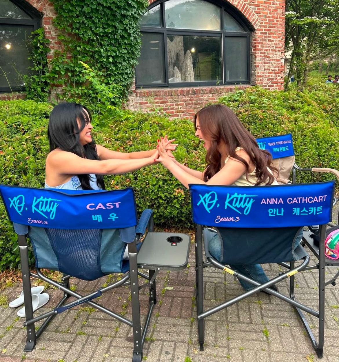 Registros de bastidores mostram o clima das filmagens da terceira temporada com o retorno de Lana Condor. Foto: Reprodução/ @annacarthcart