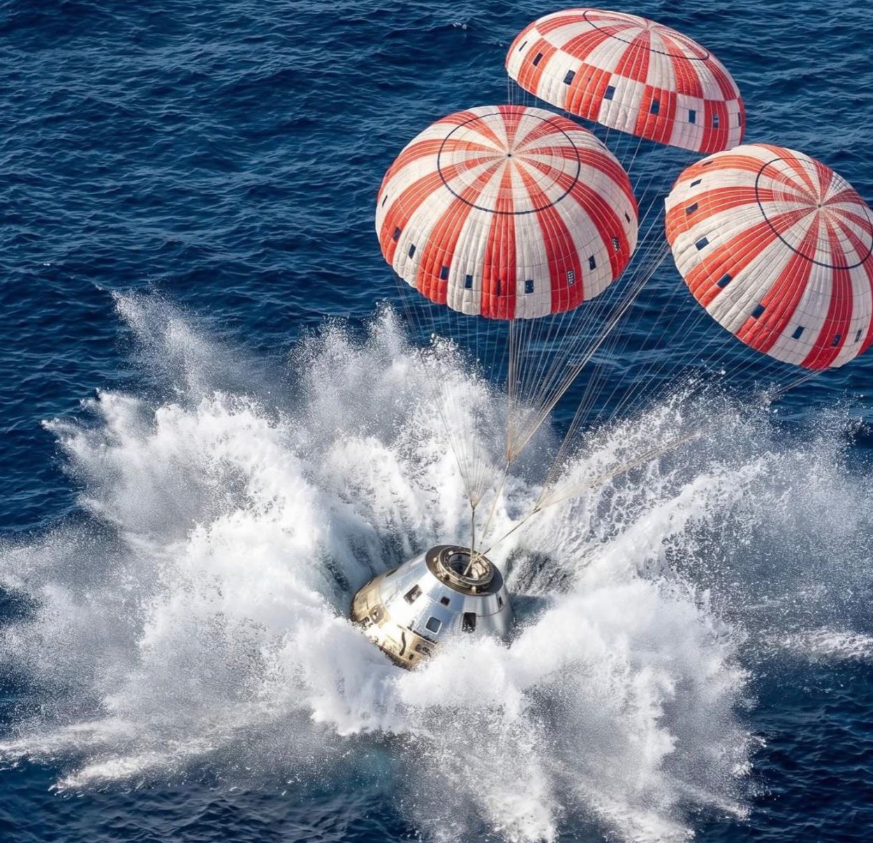 Momento exato do pouso da cápsula Orion no Oceano Pacífico - Foto: Nasa