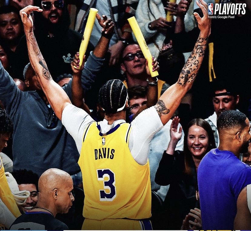 Anthony Davis diante da torcida após a vitória. Foto: Reprodução/ Instagram NBA.