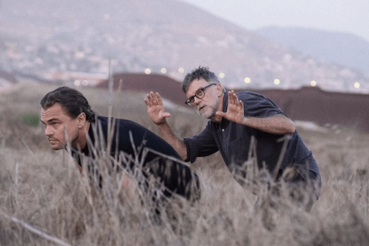 Paul Thomas Anderson, diretor estadunidense, dirigindo Leonardo DiCaprio, conhecido por Titanic, para uma cena em Uma Batalha Após a Outra