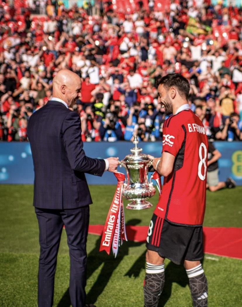 Técnico Ten Hag e jogador Bruno Fernandes com a taça. FOTO: Reprodução/Instagram: Manchester United 