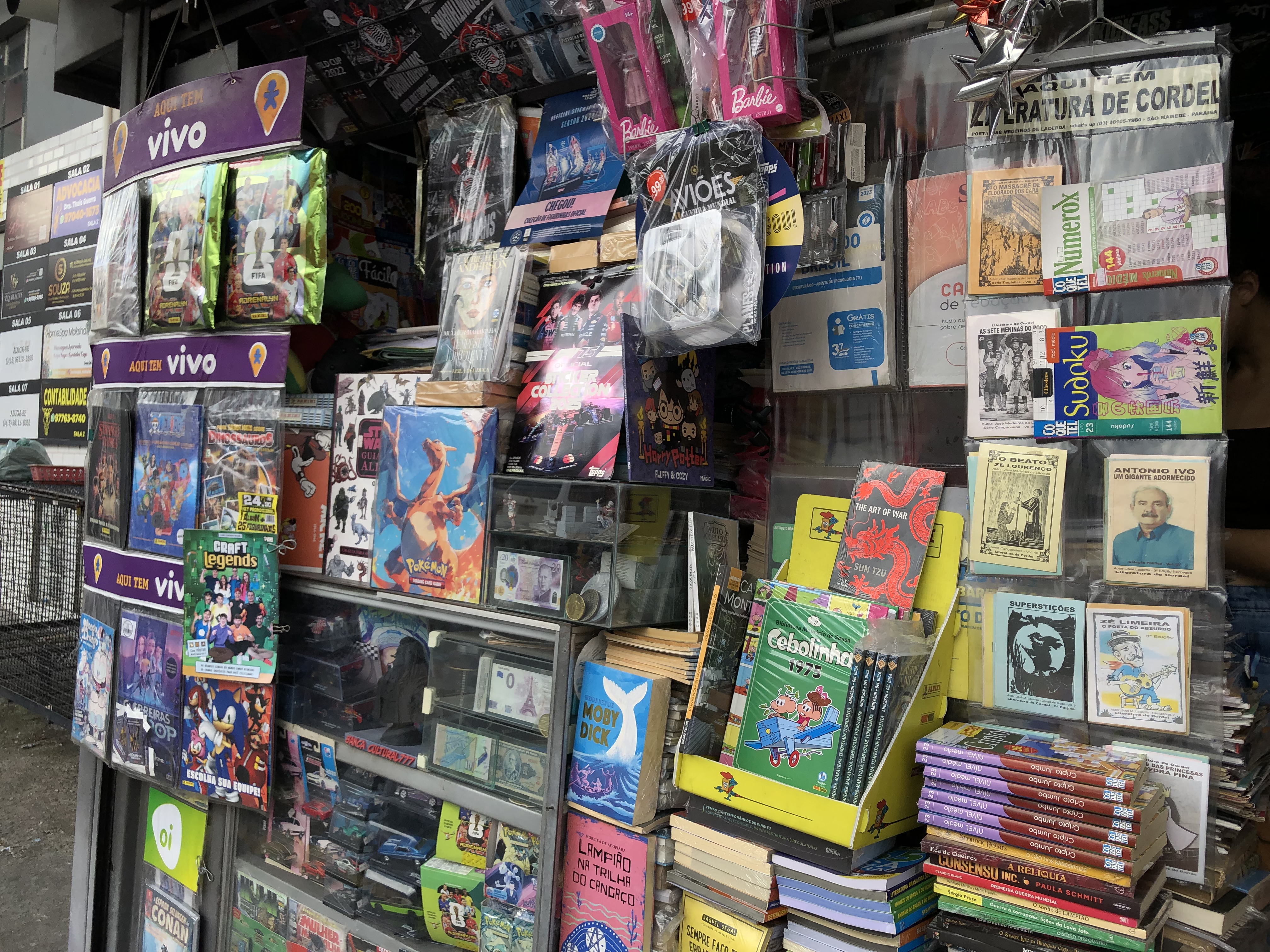 A entrada da banca de Fernando, cheia de revistas e quadrinhos 