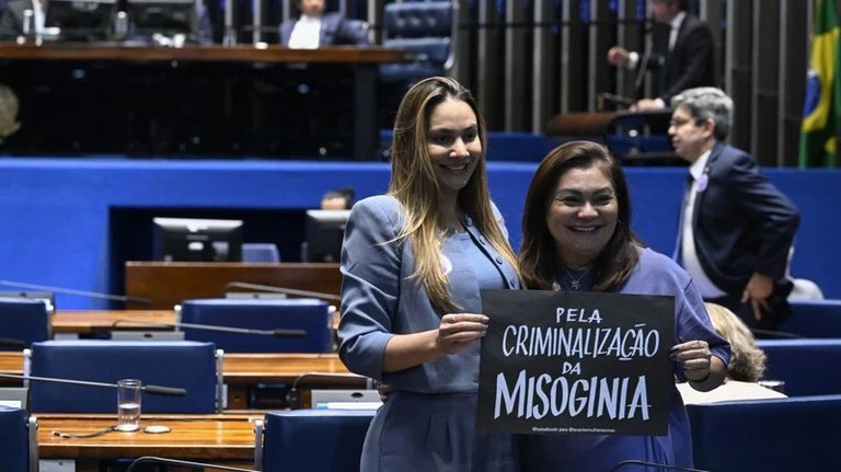 As senadoras Ana Paula Lobato e Natércia Campos no senado federal para a aprovação do crime misógino. Foto: Divulgação/Senado Federal.