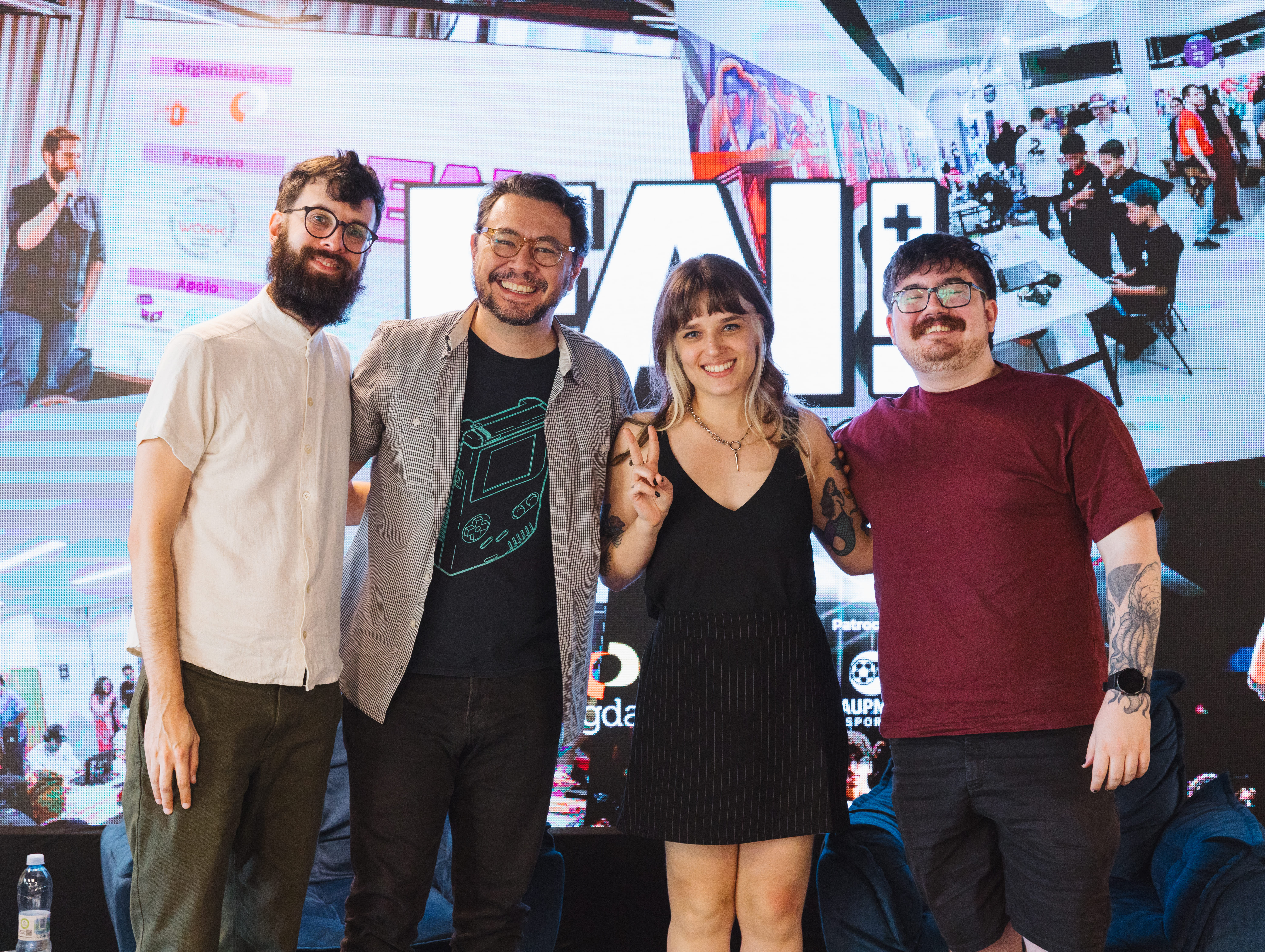 Marcelo Gimenes Vieira, Pablo Miyazawa, Bruna Penilhas e Francesco Casagrandes, os palestrantes do painel: Game devs e a imprensa: o atual jornalismo de games no Brasil e como se relacionar com ele. Foto: EAI jogos