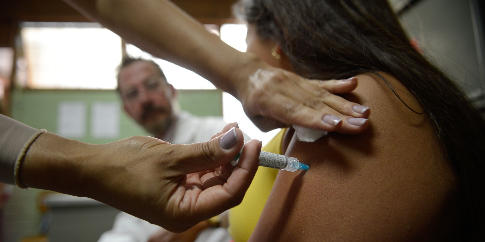 A vacina contra o HPV está disponível em qualquer Unidade Básica de Saúde. Foto: Marcelo Camargo (Agência Brasil)