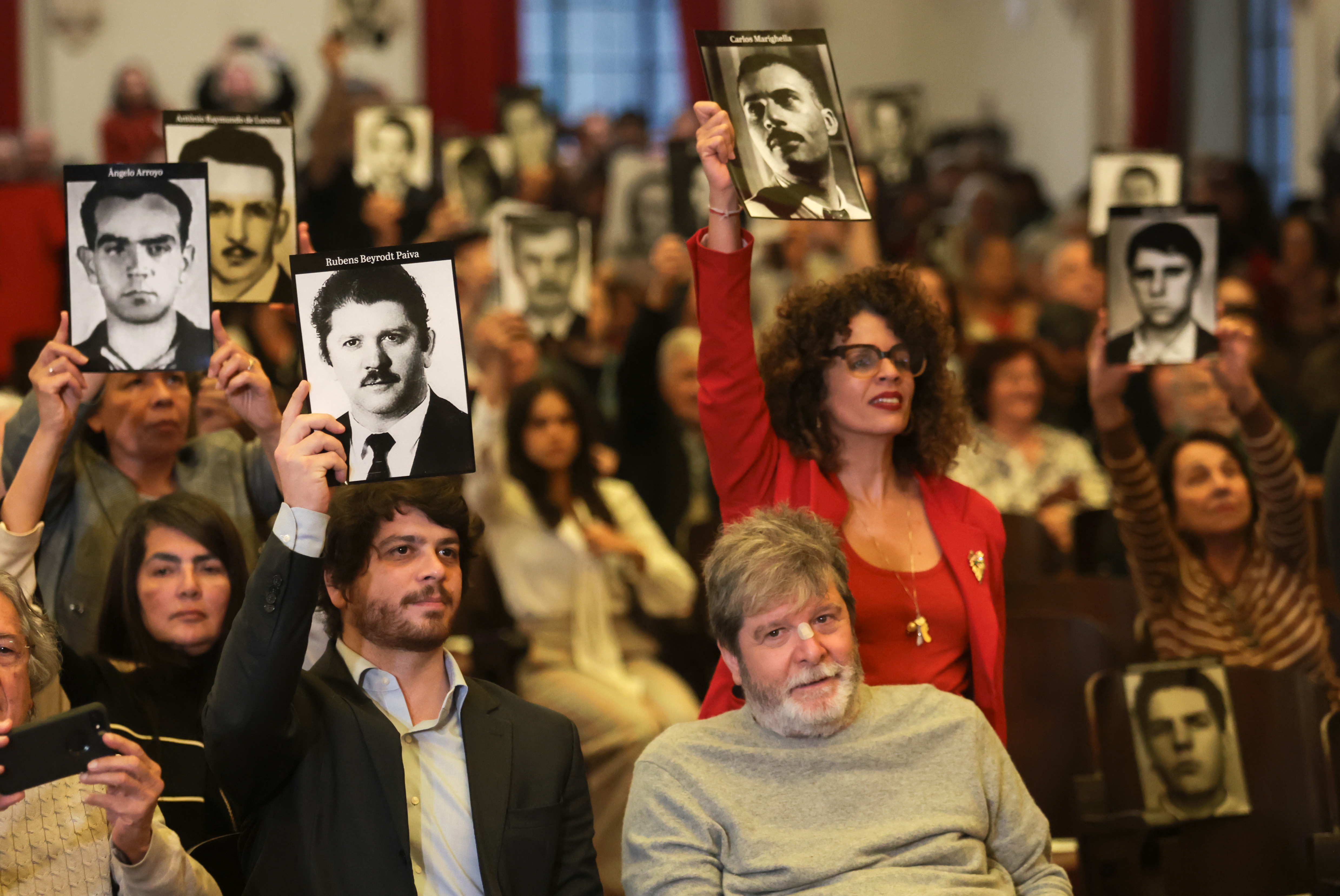 Familiares de mortos e desaparecidos políticos vítimas da ditadura militar recebem as certidões de óbito com a verdadeira causa mortis de seus parentes. Foto: Agência Brasil - Paulo Pinto. 