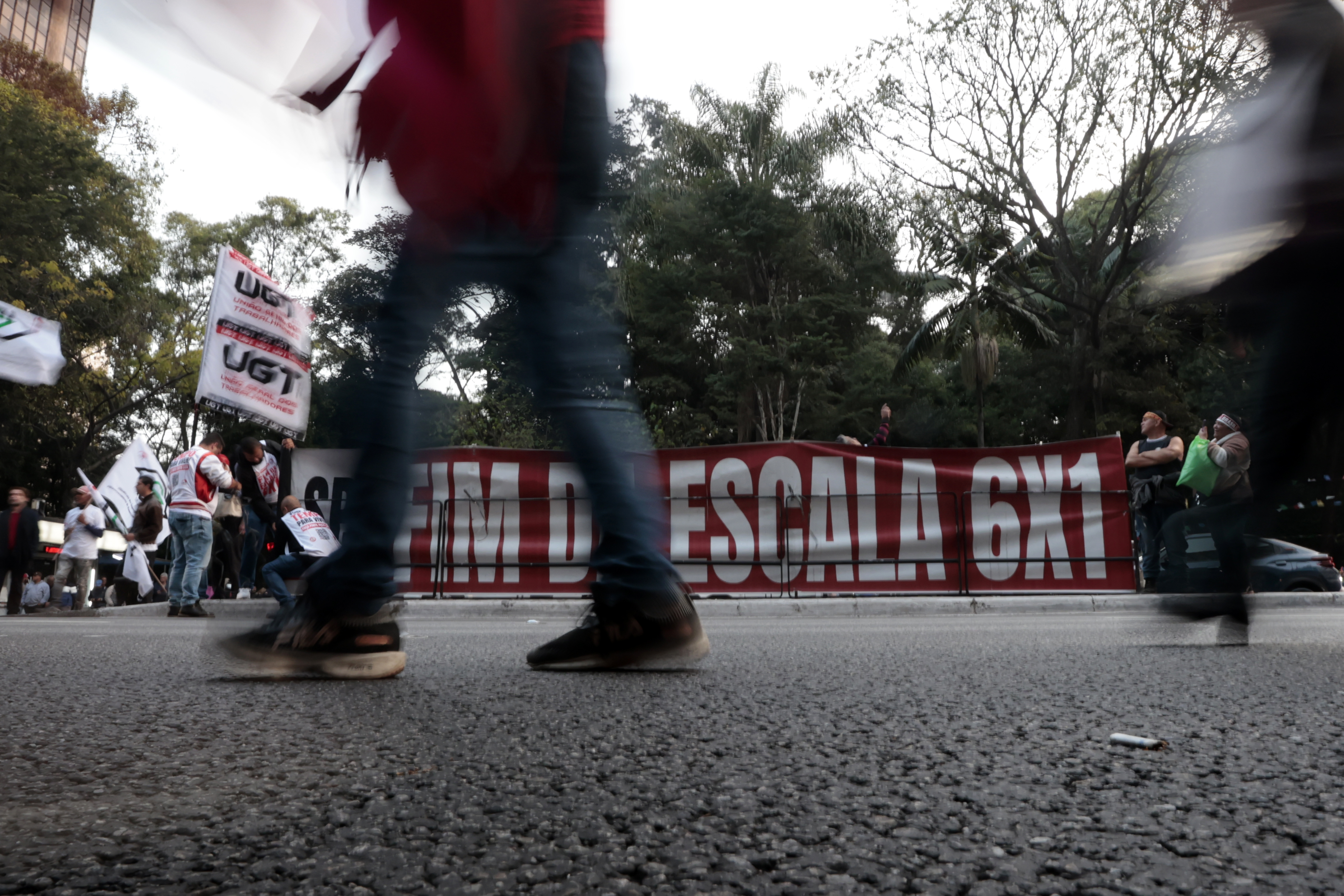 Protesto à atuação do Congresso Nacional na justiça tributária com a taxação dos super ricos, fim da escala 6×1 e a isenção de Imposto de Renda para quem ganha até R$ 5 mil, realizado em frente ao MASP. Foto: Paulo Pinto/Agência Brasil