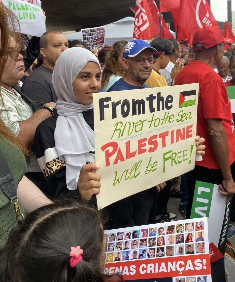 Crianças refugiadas em manifestação pró-Palestina
