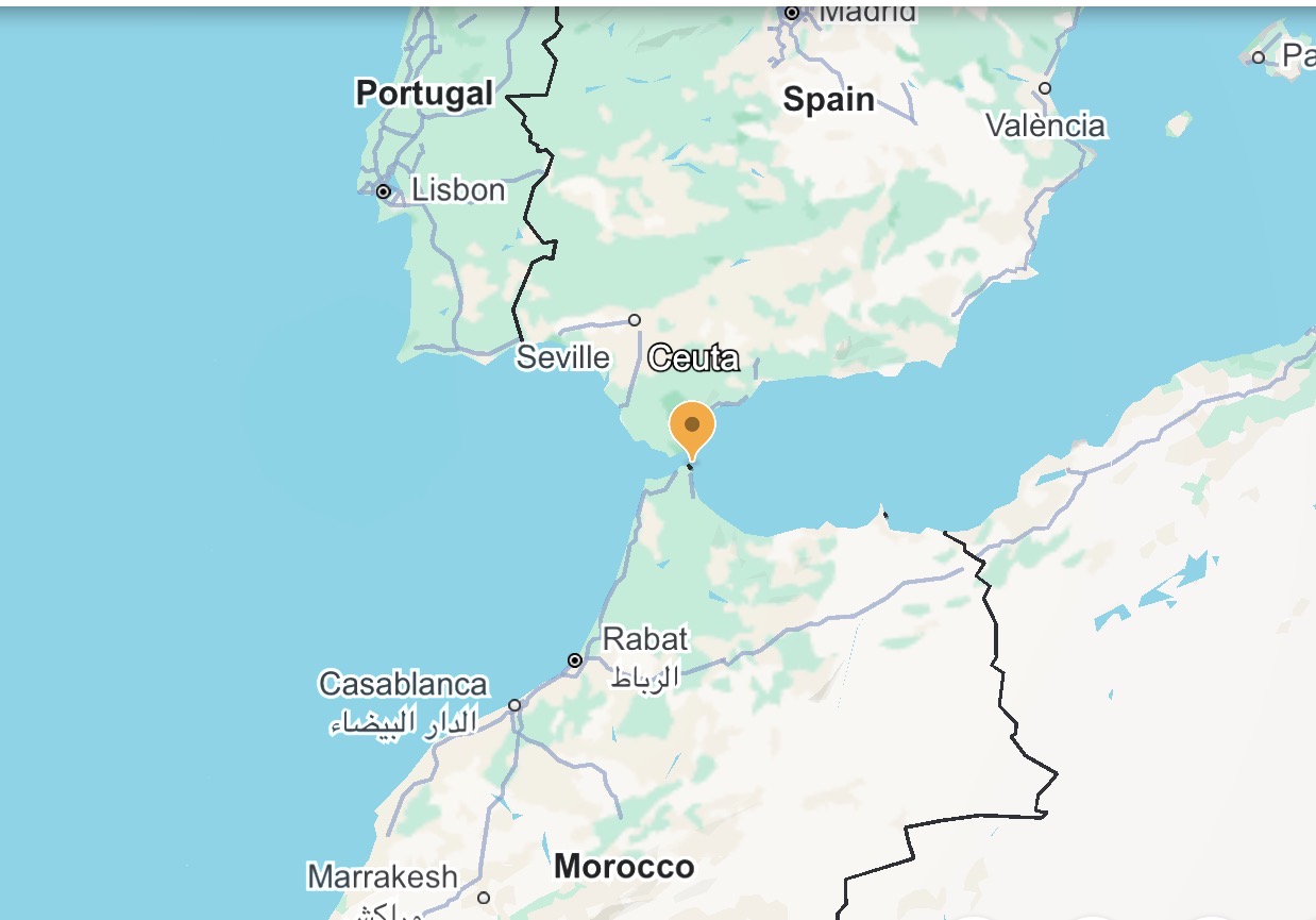 Mapa que mostra a área do Estreito de Gibraltar, com o continente africano na parte de baixo, o continente europeu em cima e a cidade de Ceuta destacada