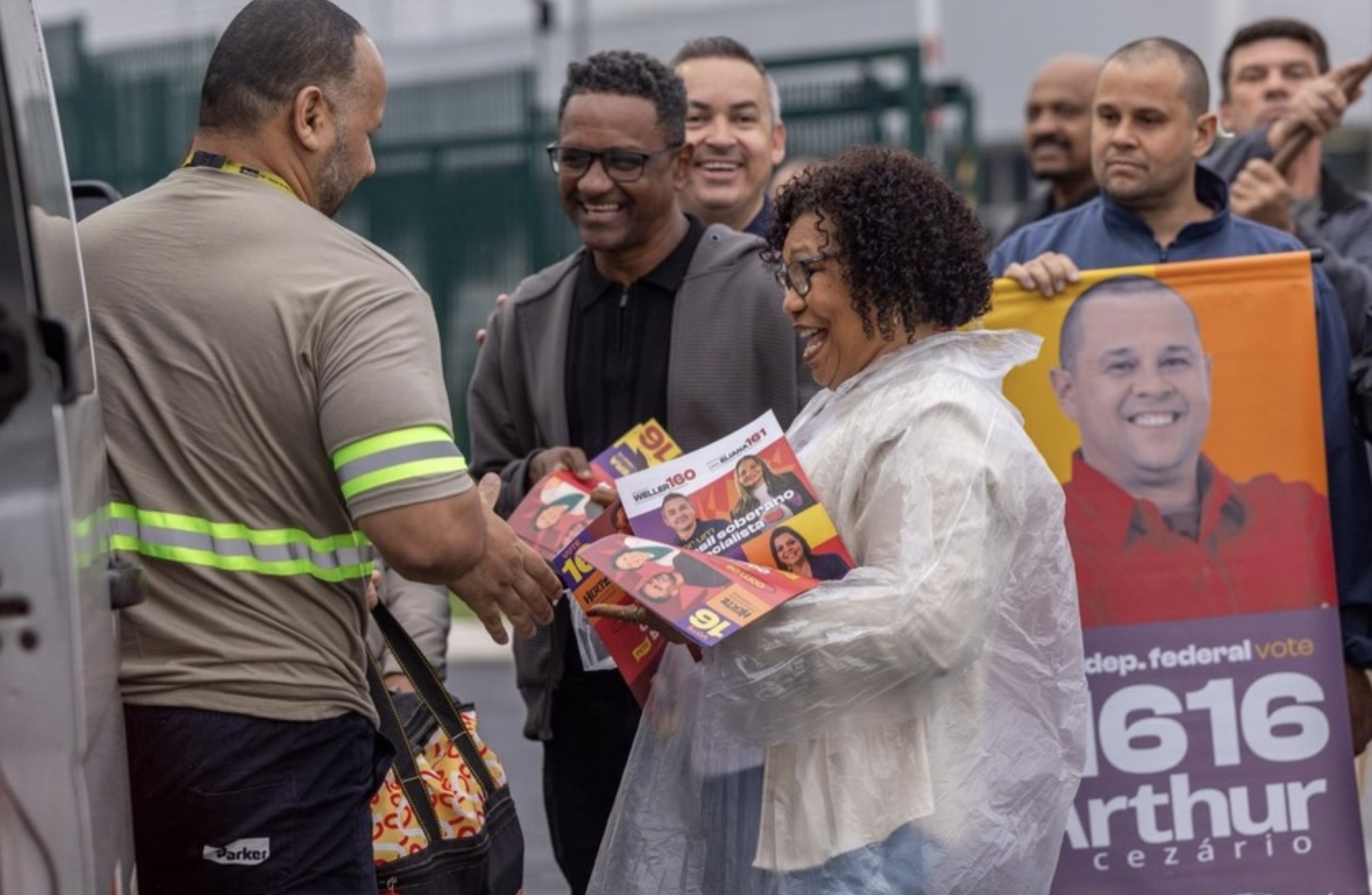 Hertz Dias e Vera Lúcia, sua vice, distribuindo panfletos para um trabalhador 