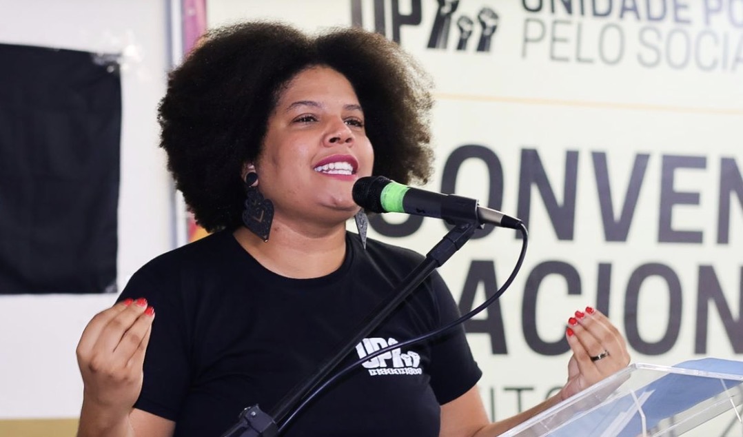 Samara discursando em púlpito 