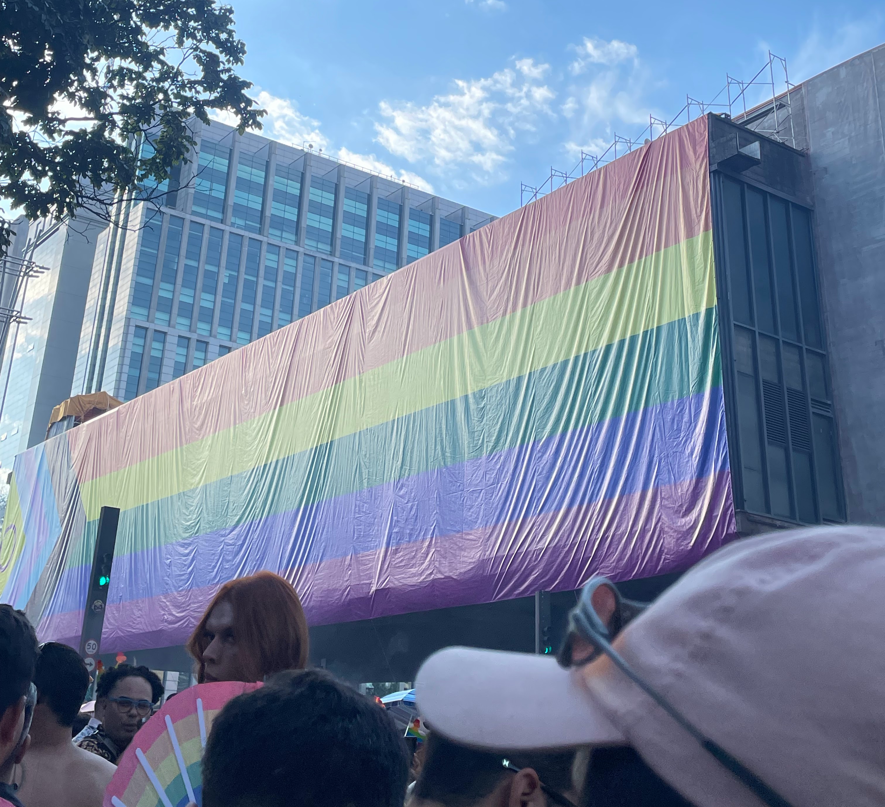 Respectivamente, Shopping Cidade São Paulo, Mcdonald's e MASP colorindo a Avenida Paulista. Foto: Juliana Bertini de Paula