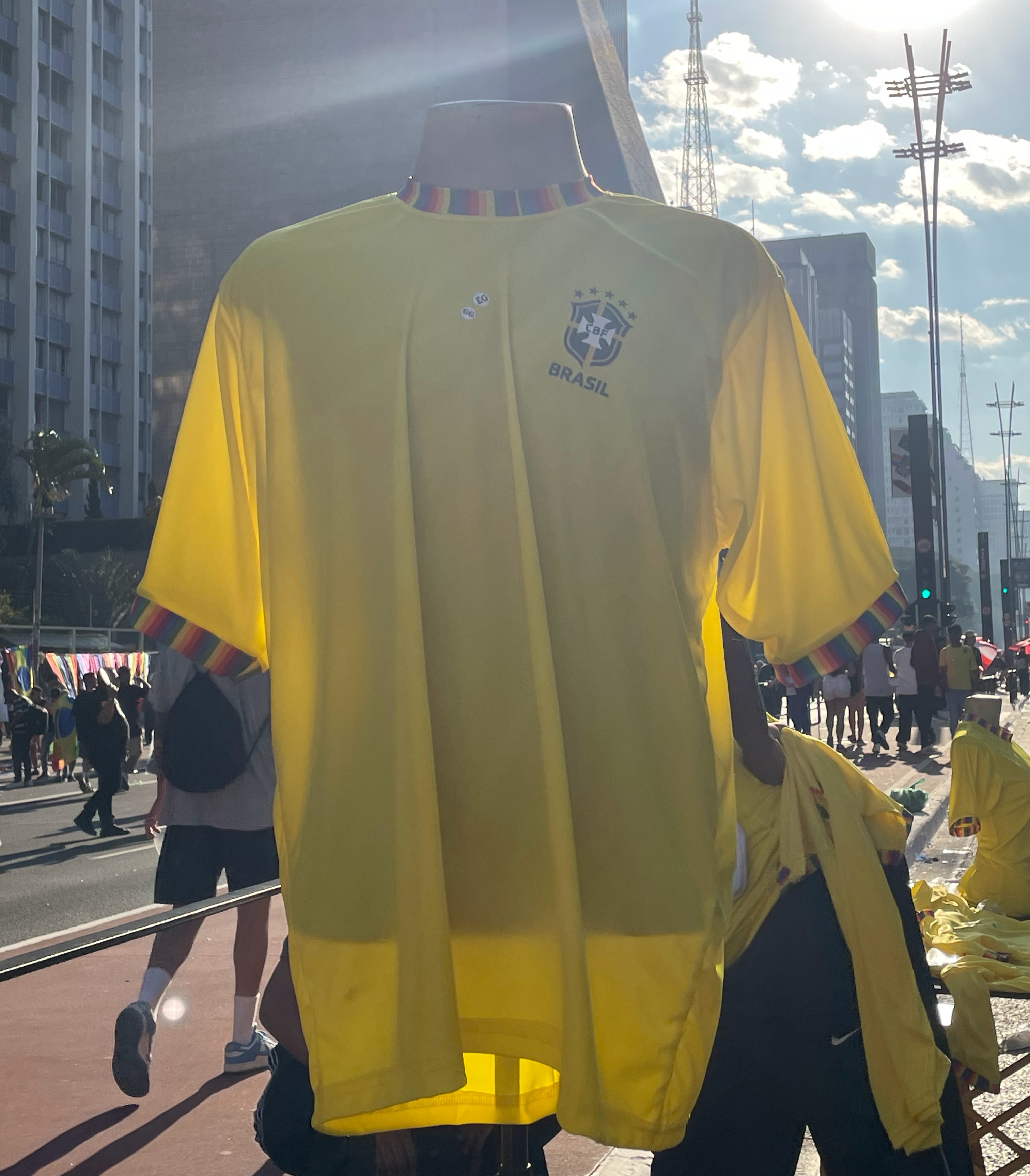 Camisa da seleção brasileira com as cores da bandeira LGBT+. Foto: Juliana Bertini de Paula