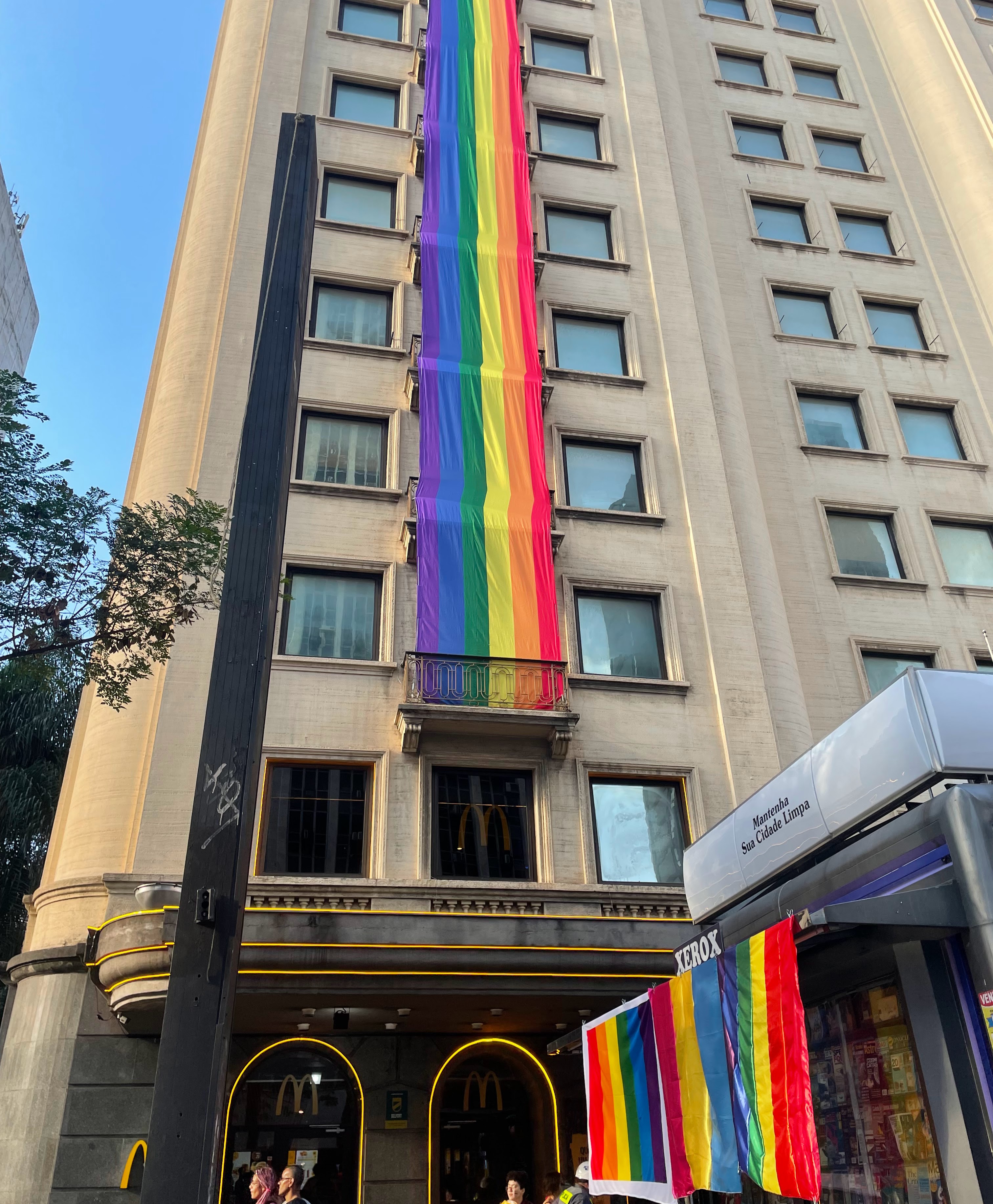 Respectivamente, Shopping Cidade São Paulo, Mcdonald's e MASP colorindo a Avenida Paulista. Foto: Juliana Bertini de Paula