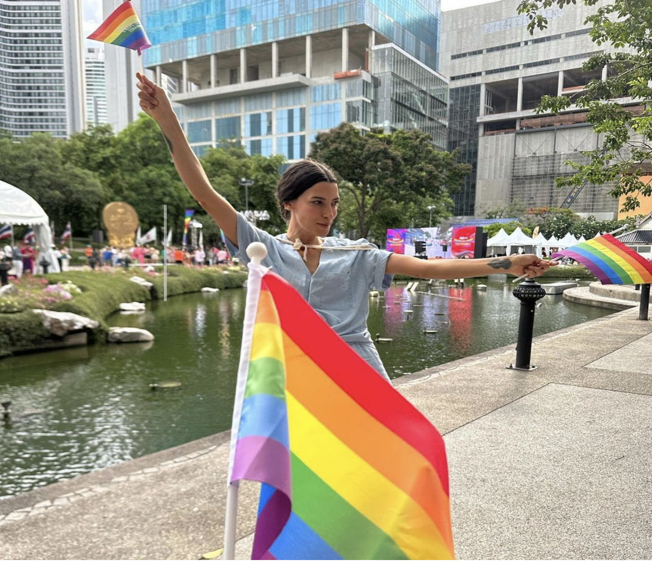 Silvia levantando uma bandeira LGBT