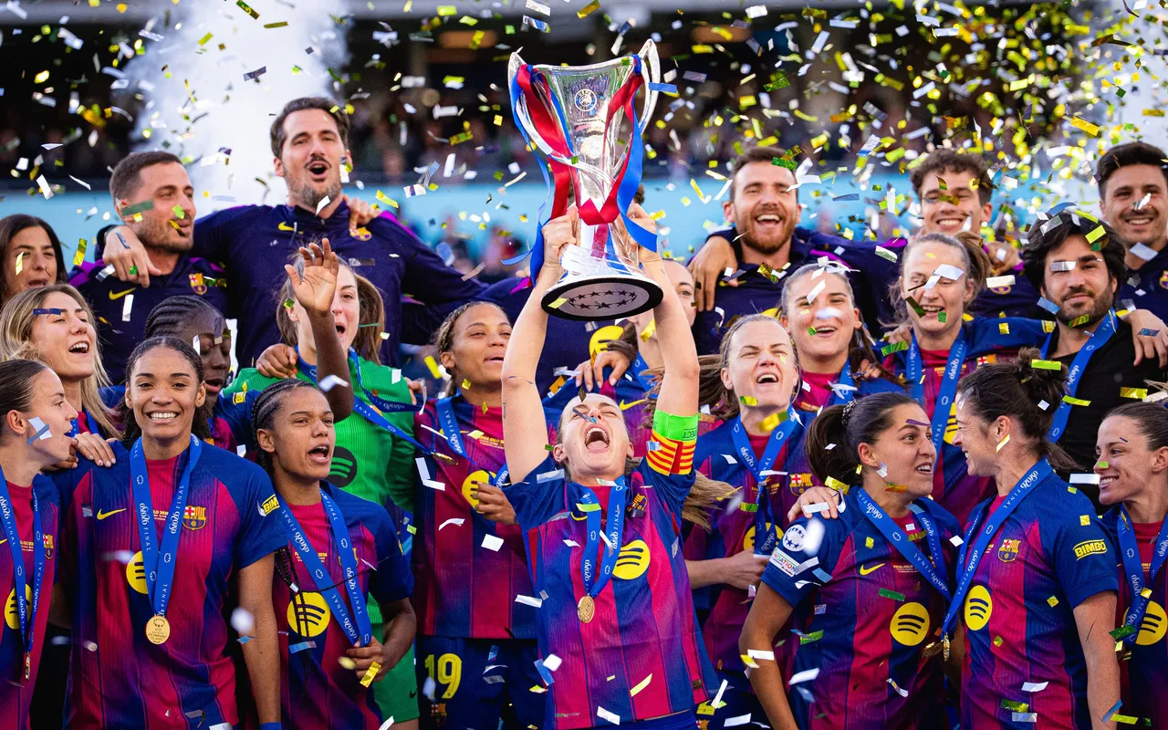 A imagem mostra o elenco do Barcelona comemorando o título