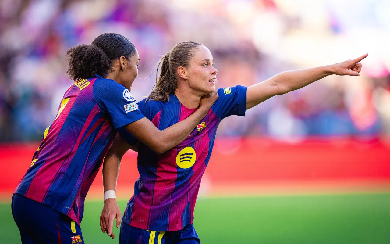A imagem mostra Paralluelo e Pajor comemorando o gol