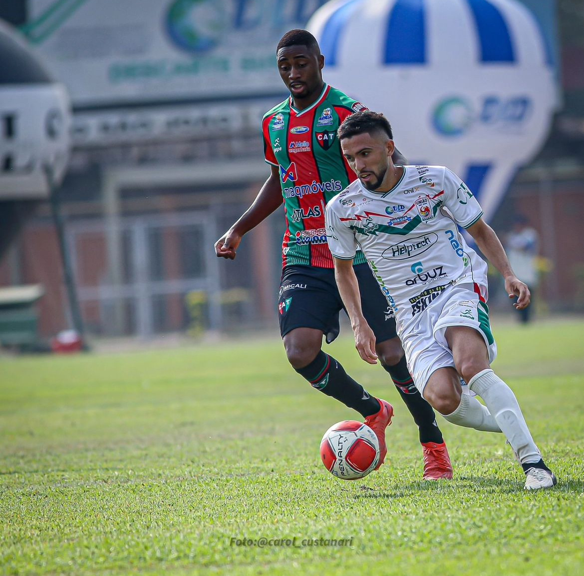 Jogador do União São João recebendo a marcação do Taquaratinga - Foto: Carol Custanari/Reprodução/Instagram/@uniaosaojoaodeararas