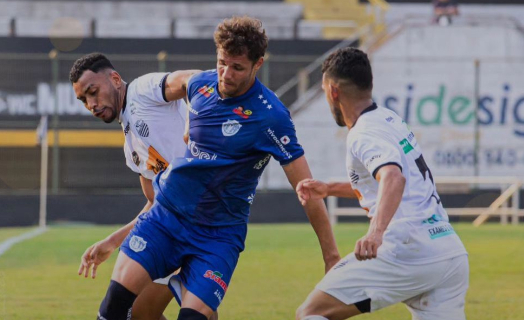 Jogadores do Comercial e Monte Azul disputando a posse da bola. - Foto: Ba Pires/Reprodução/Instagram/@comercialfcoficial