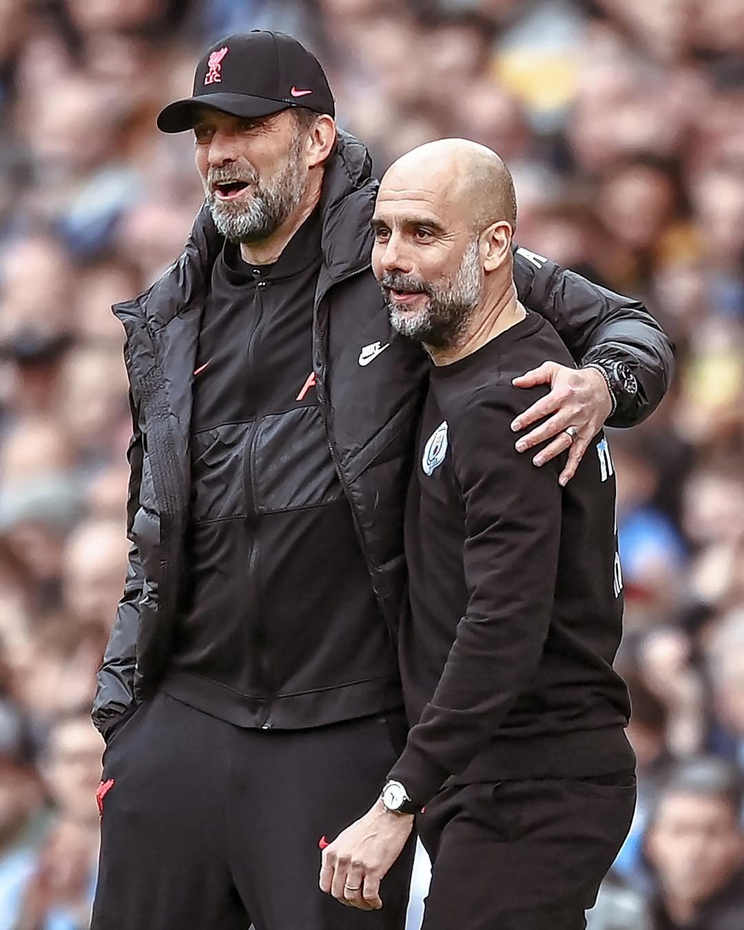 A imagem mostra Klopp e Guardiola abraçados 