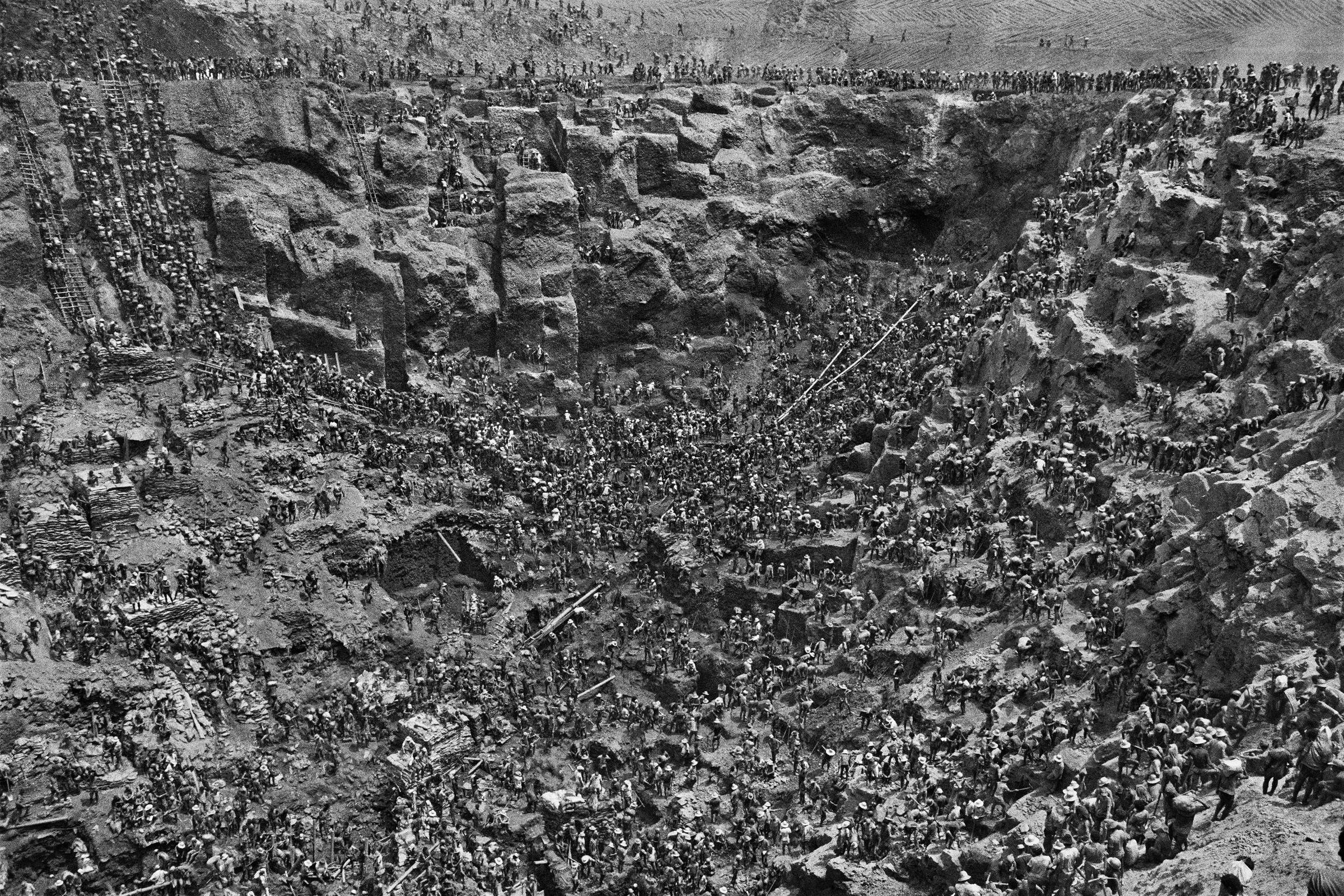 Imagem em preto e branco da serra pelada mostrando milhares de garimpeiros