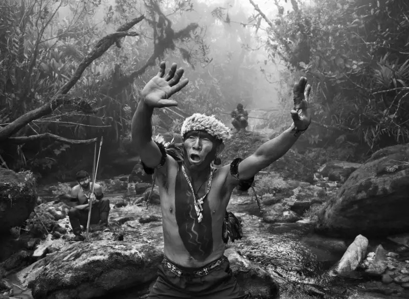 foto, Xamã Yanomami em ritual antes da subida do Pico da Neblina