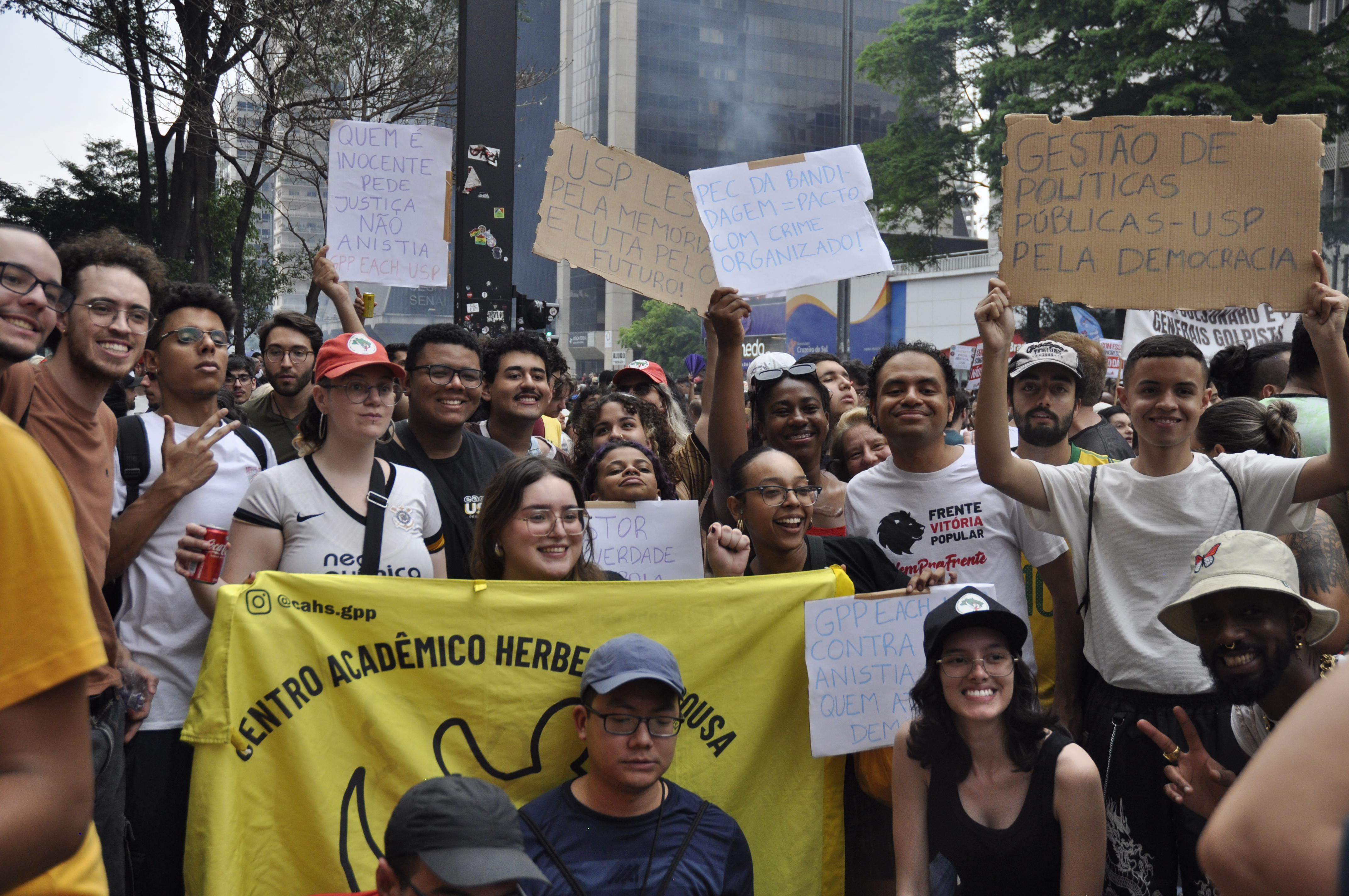 Grupo de alunos da USP com cartazes de protesto