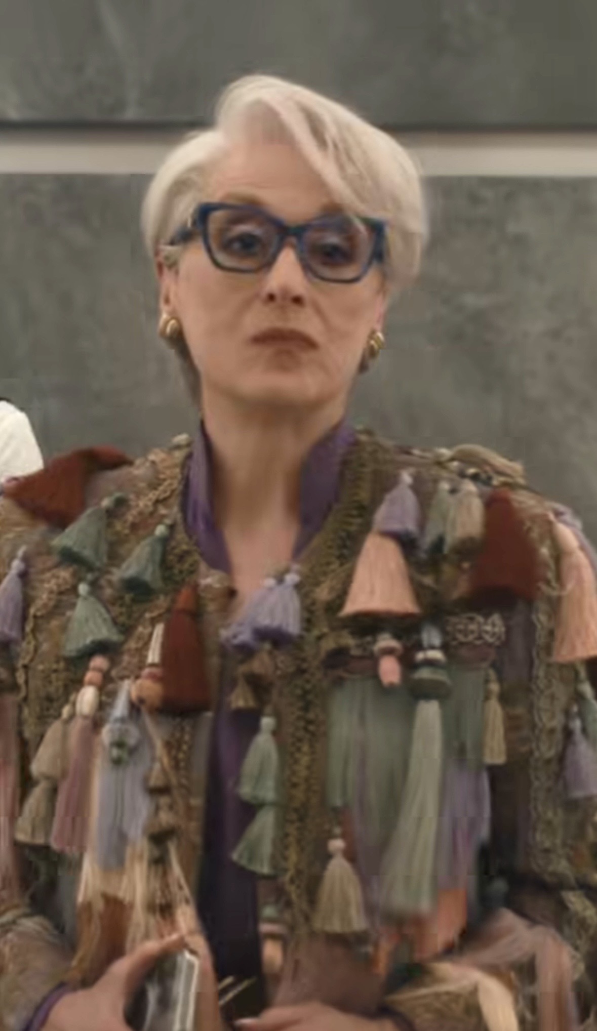 Meryl Streep como miranda no filme Diabo Veste Prada 2 usando uma jaqueta de franjas 
