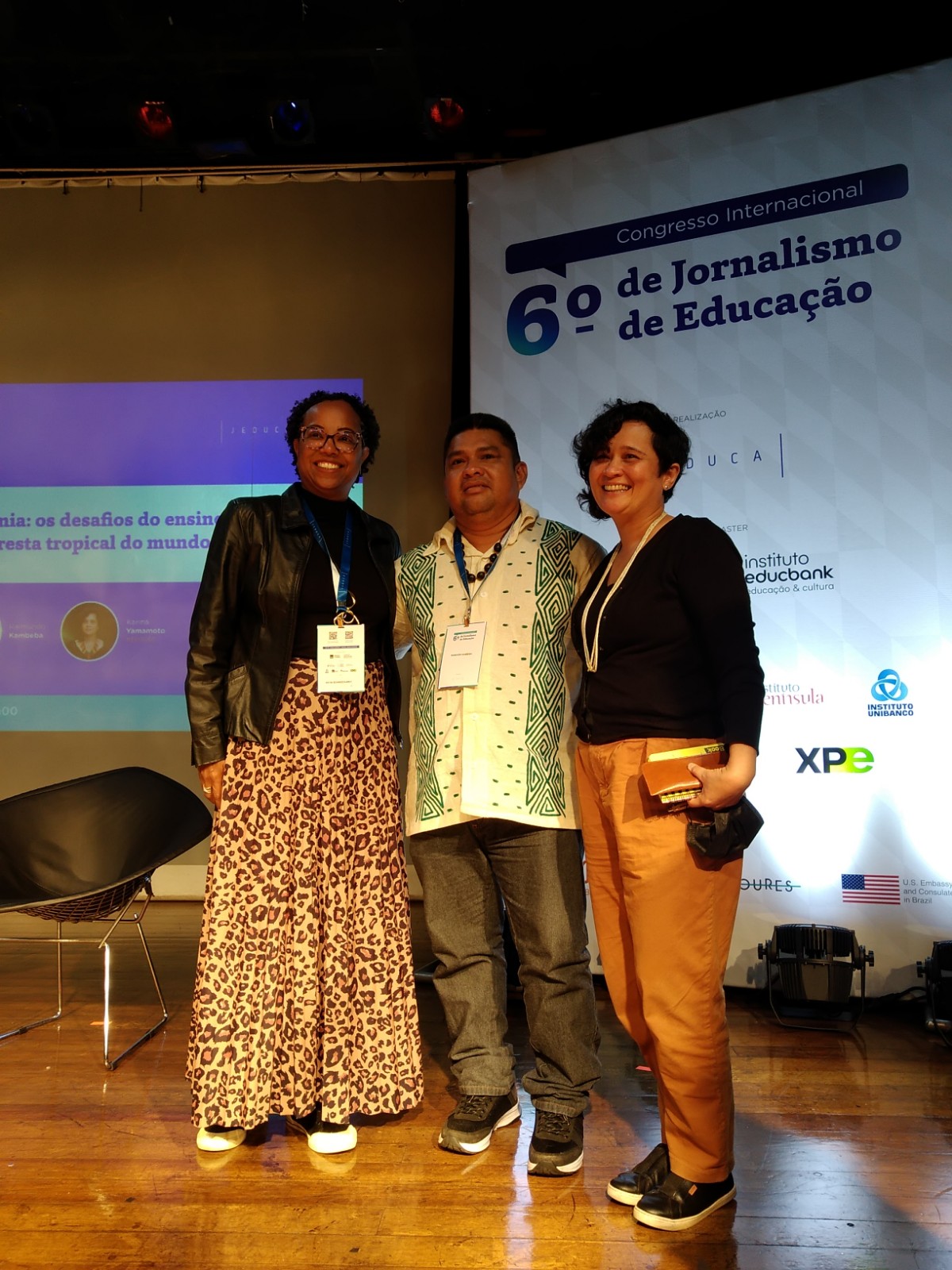 Kátia Schweickardt, Raimundo Kambeba e Karina Yamamoto, respectivamente, da esquerda para direita, no 6º Congresso Internacional de Jornalismo de Educação. Foto: Maria Ferreira dos Santos