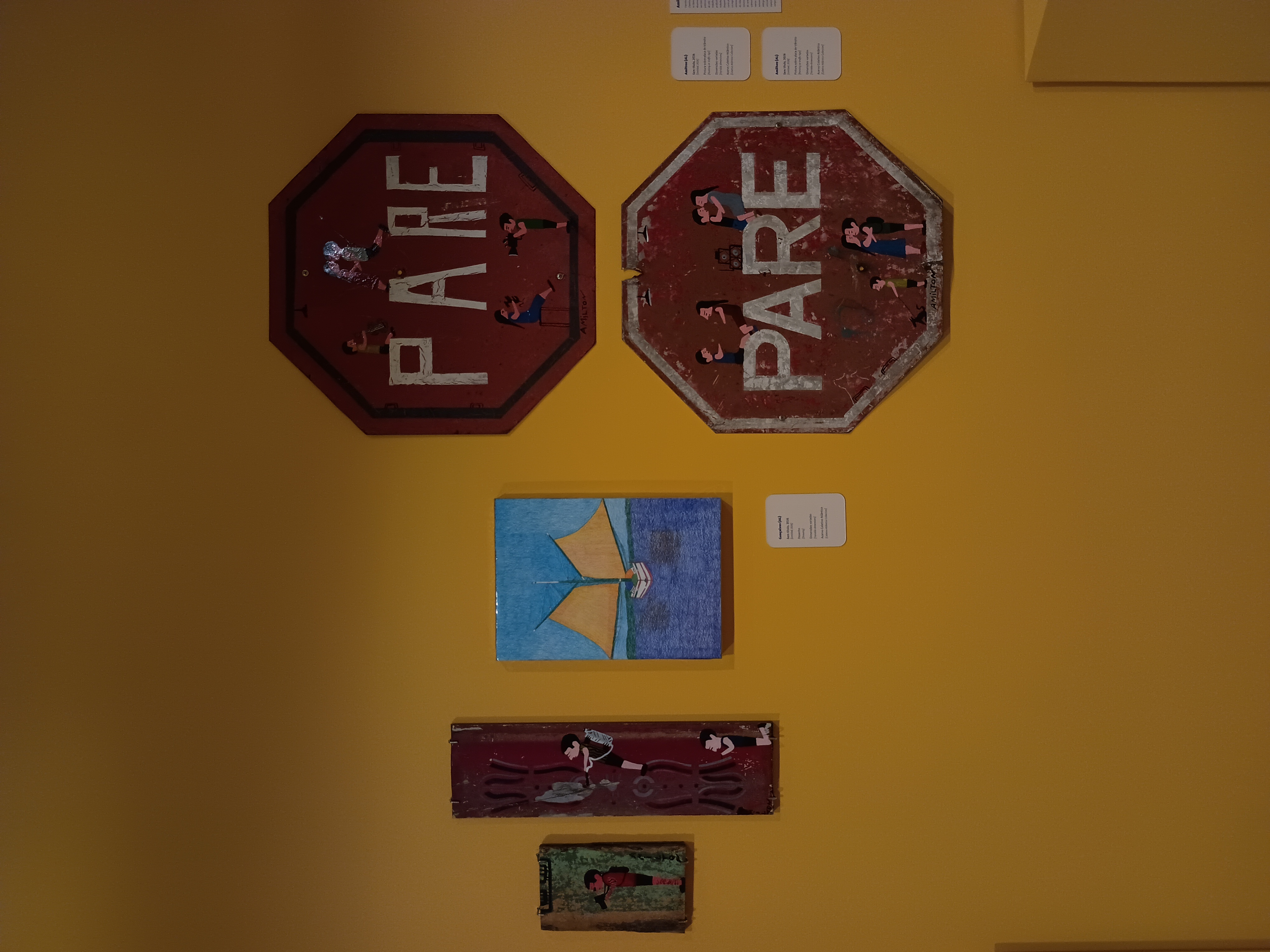 Pinturas sobre placa de trânsito