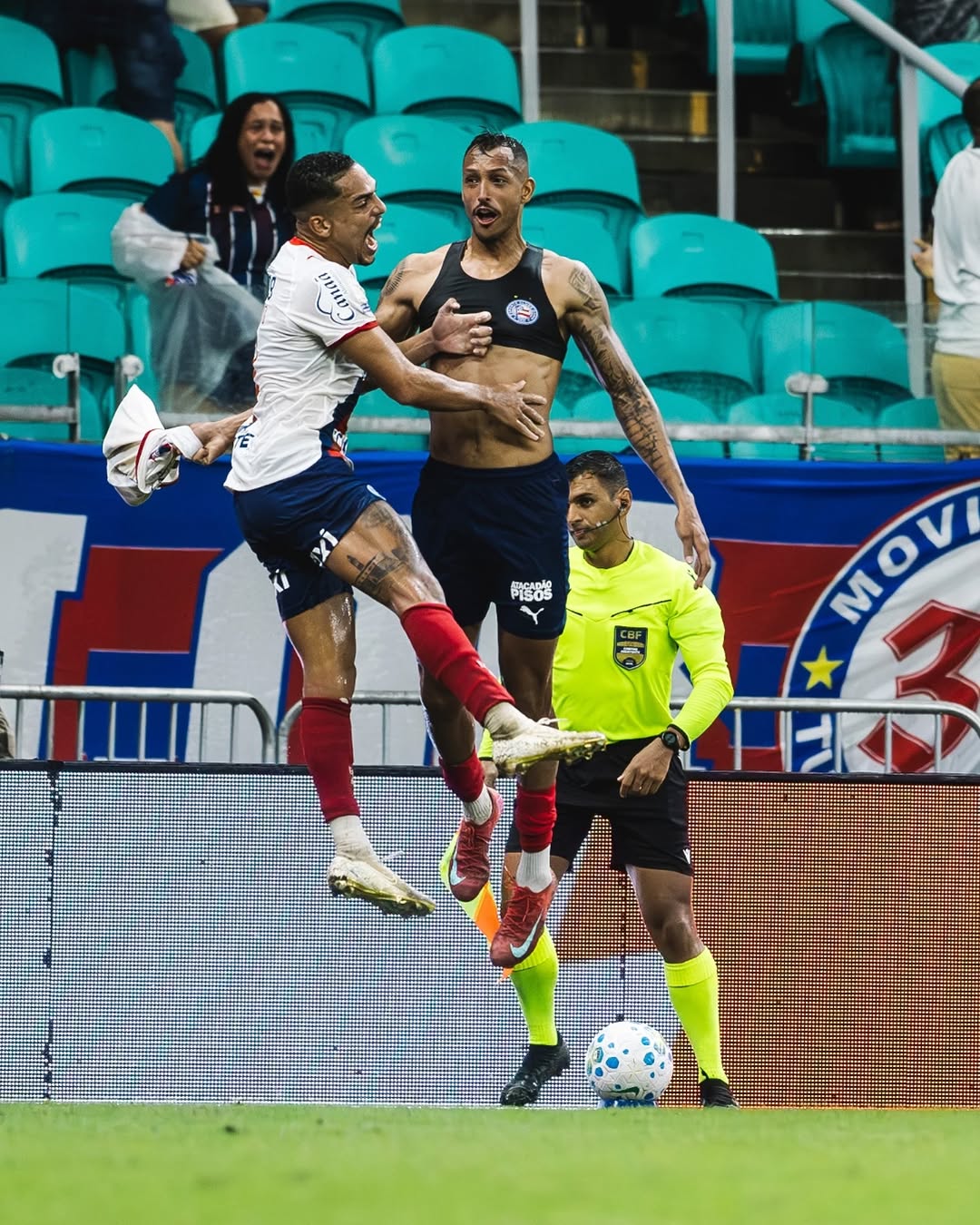 A imagem mostra jogadores do Bahia comemorando