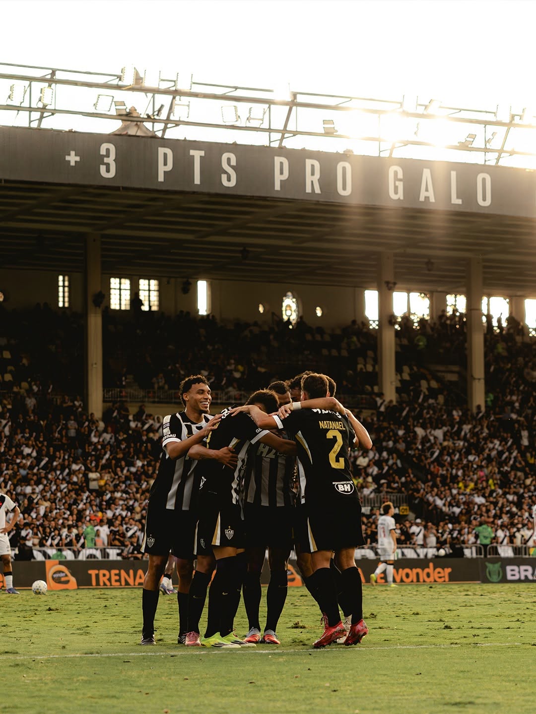 A imagem mostra o elenco do Atletico-MG abraçados em roda