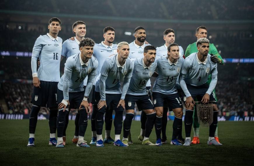 A imagem mostra o elenco do Uruguai na foto pré-jogo do amistoso contra a Inglaterra