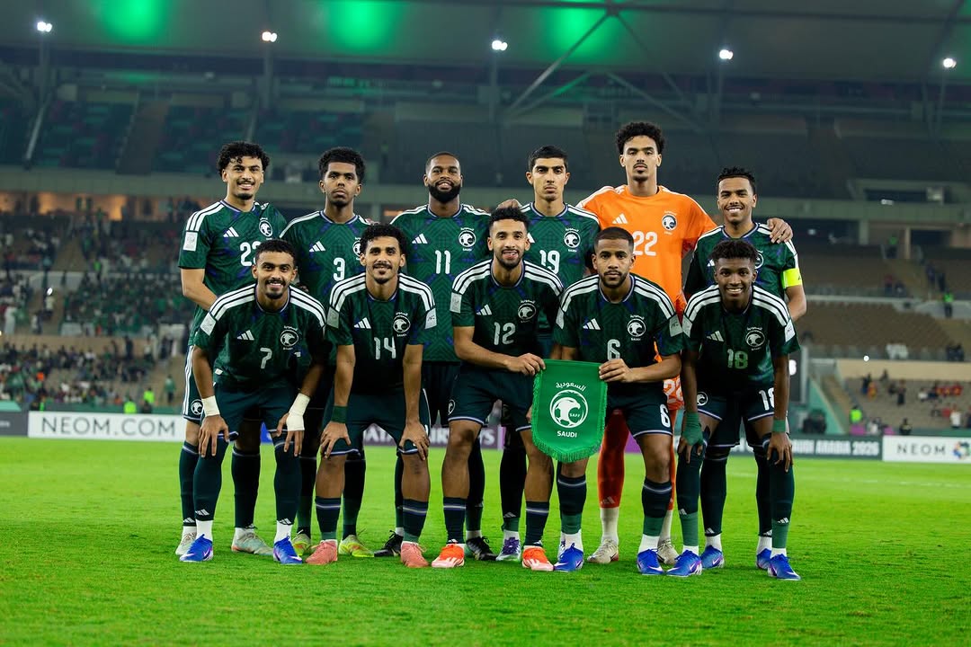A imagem mostra o elenco da Arabia Saudita tirando a foto pré-jogo