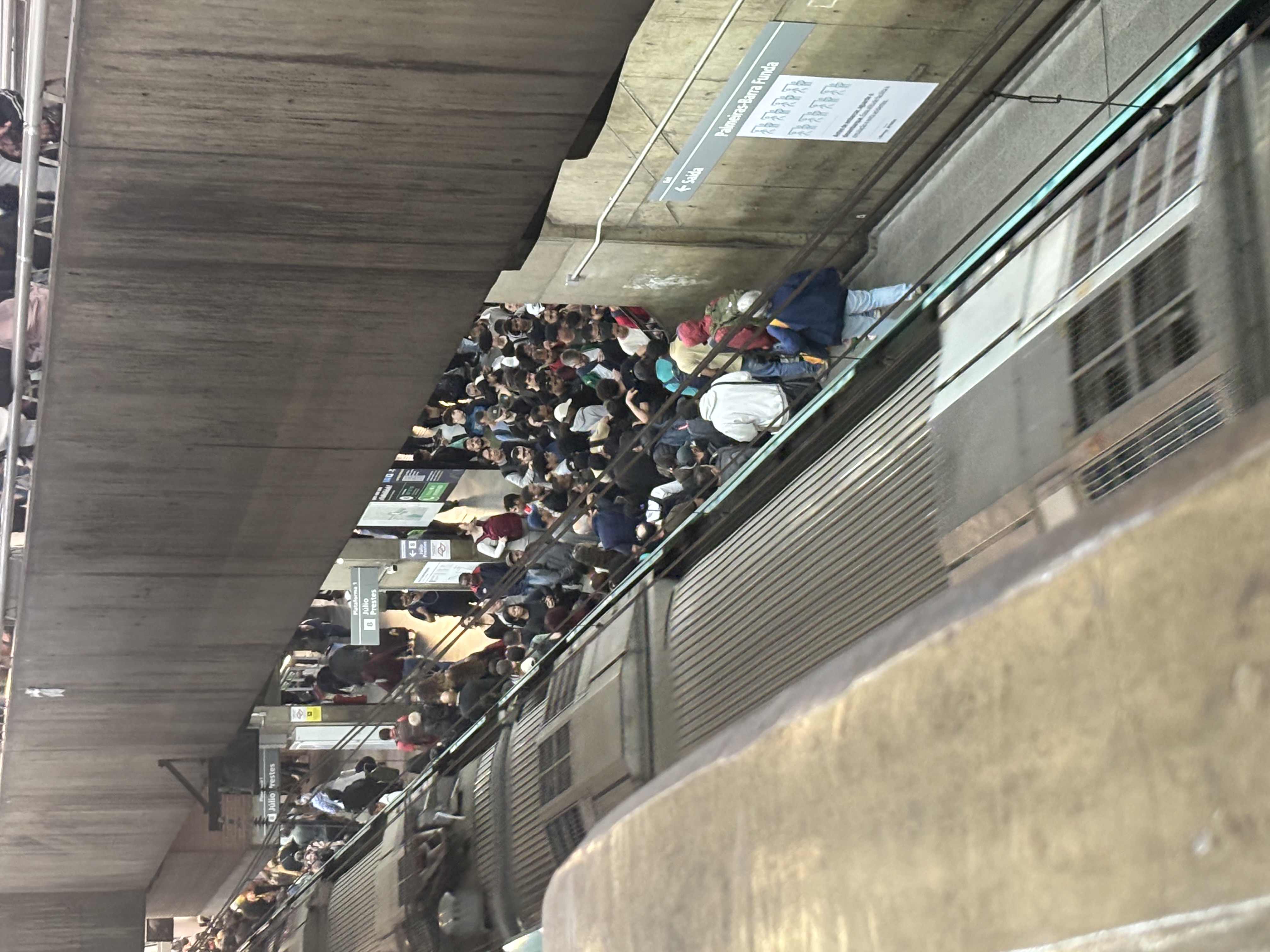 Plataforma da estação de metro Barra Funda lotada e cheia de pessoas 
