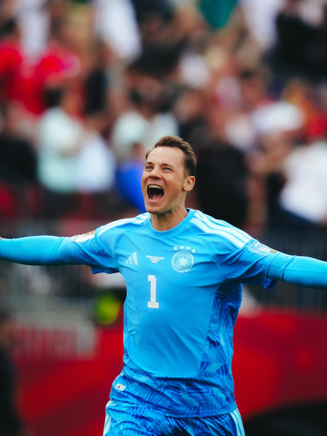 A imagem mostra Neuer comemorando