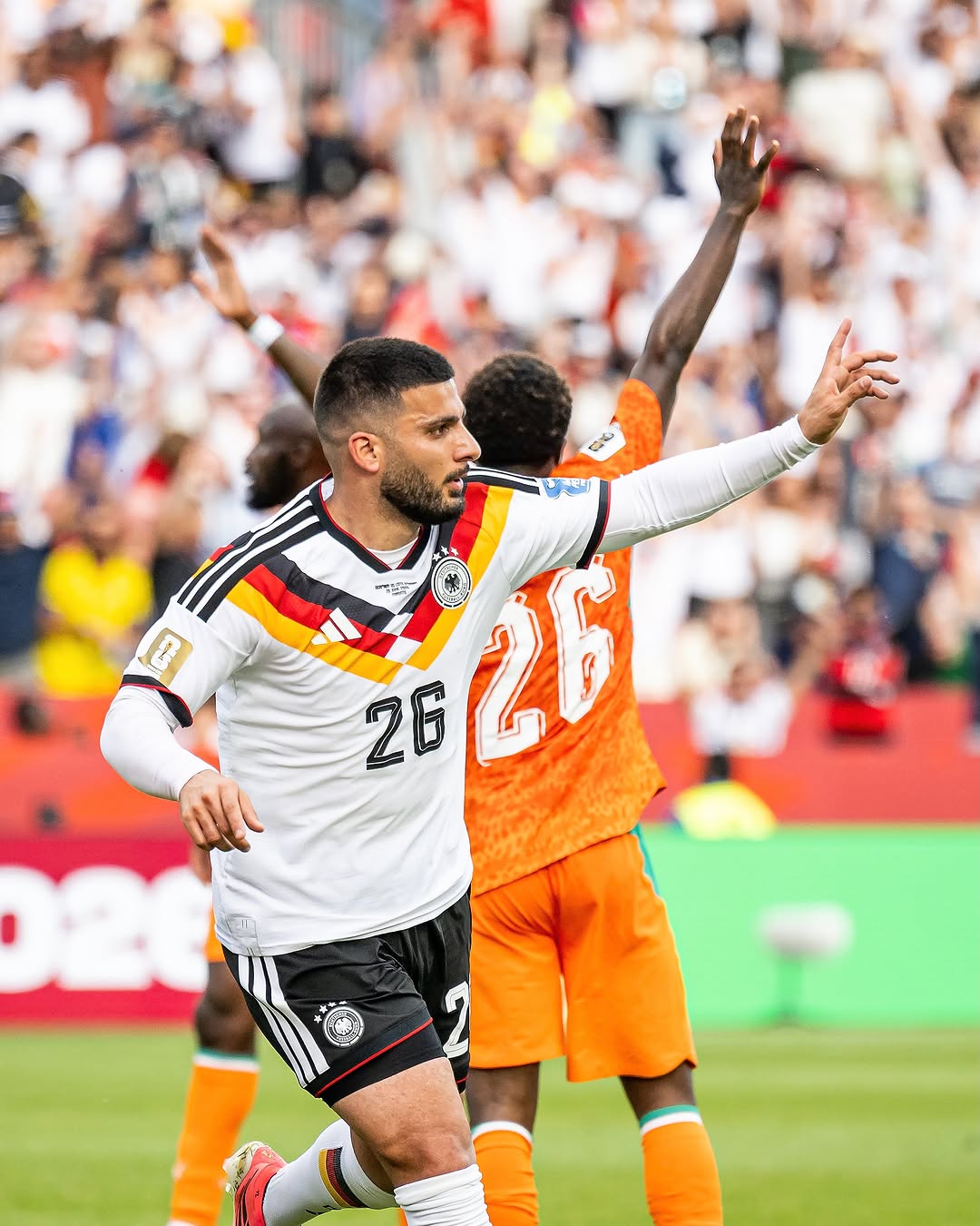 A imagem mostra Undav comemorando o gol